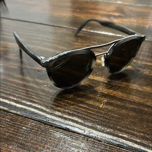 Sleek Black Round Sunglasses